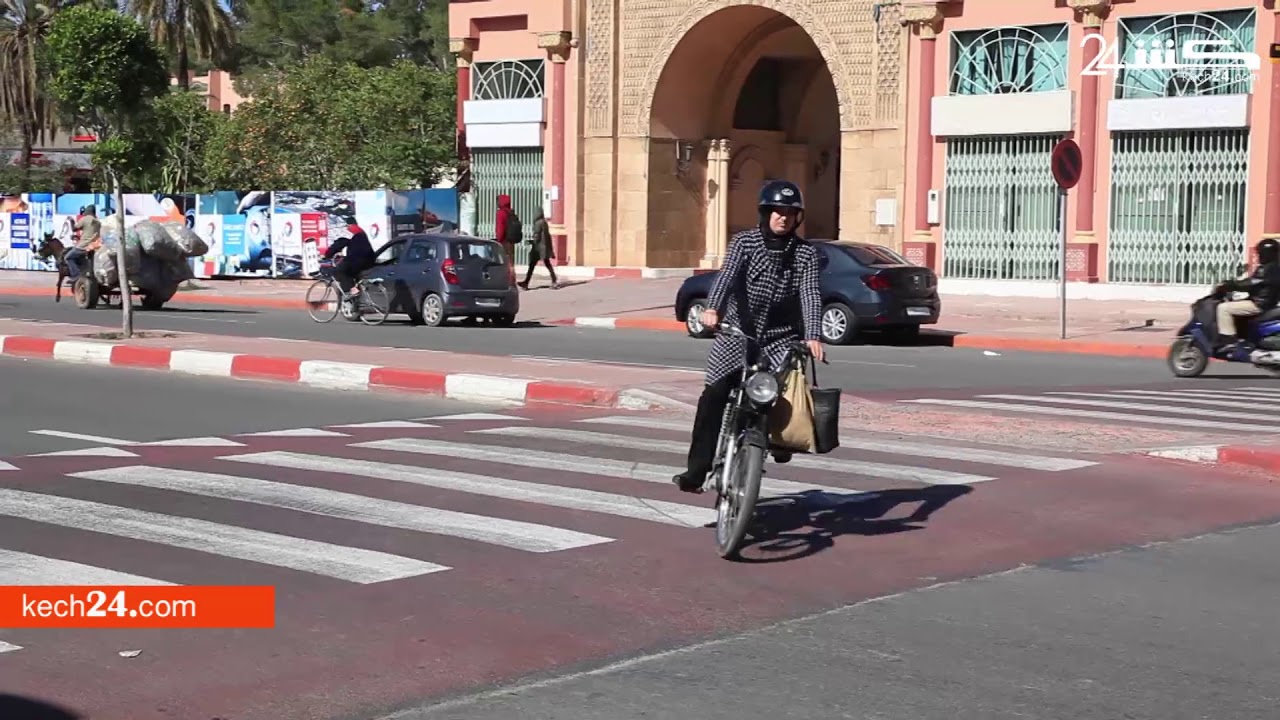 دراجات نارية تستغل ممرا للراجلين وتعرقل السير بمراكش