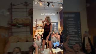 🥖 Kate Ryan cantó en una panadería de Amberes. La mejor 😍