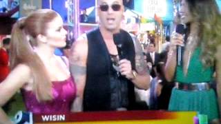 Wisin Junto A Yomi  Alfombra Verde