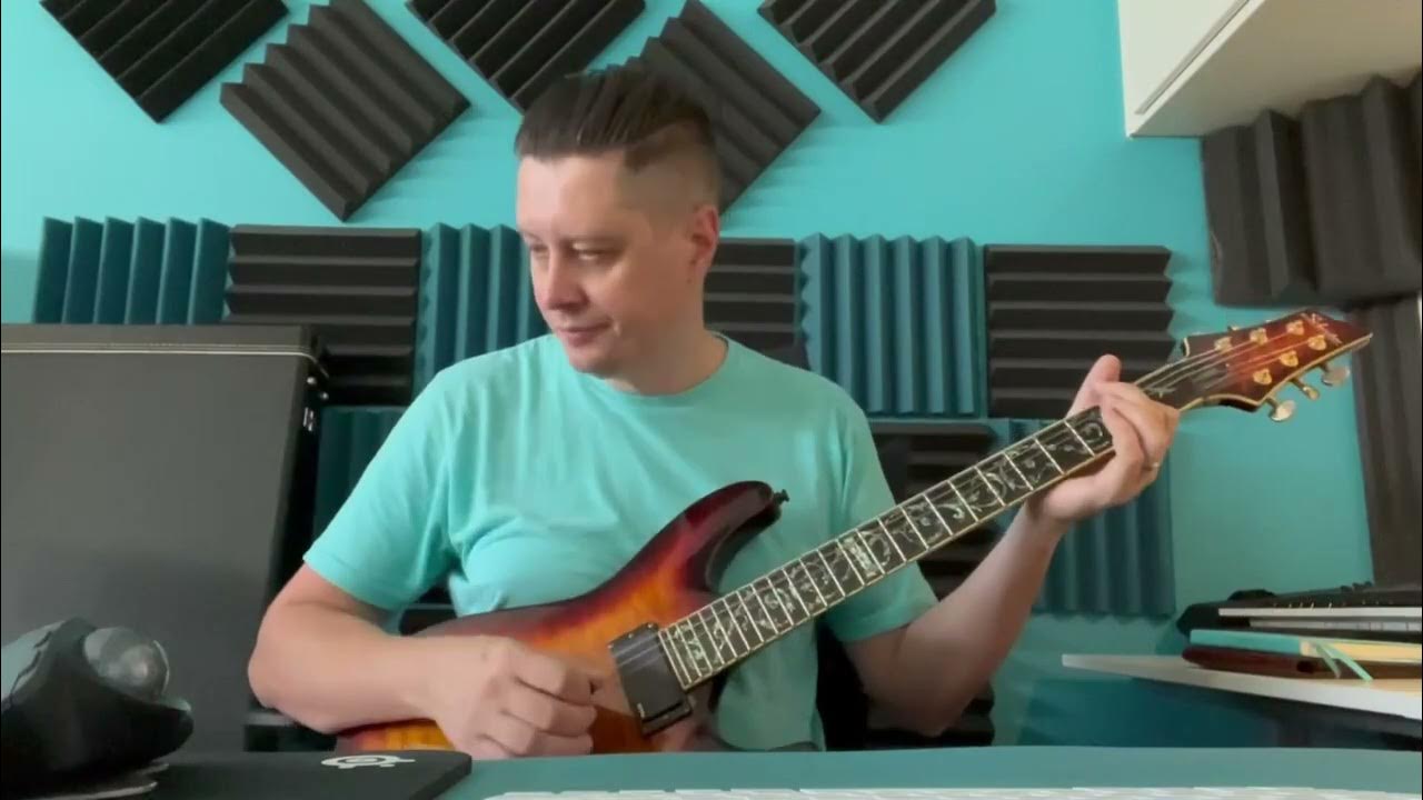 Подросток играет на гитаре. Парень с гитарой. Гитару не слышно. Гитарист ночью. Гитара над диваном.