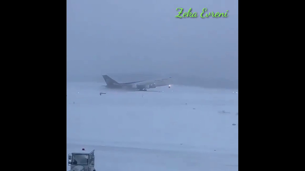 B747 Takeoff in snow (karlı havada uçak kalkışı) - YouTube