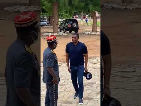 Un Militaire Qui Donne Le Café À Samuel Eto'o