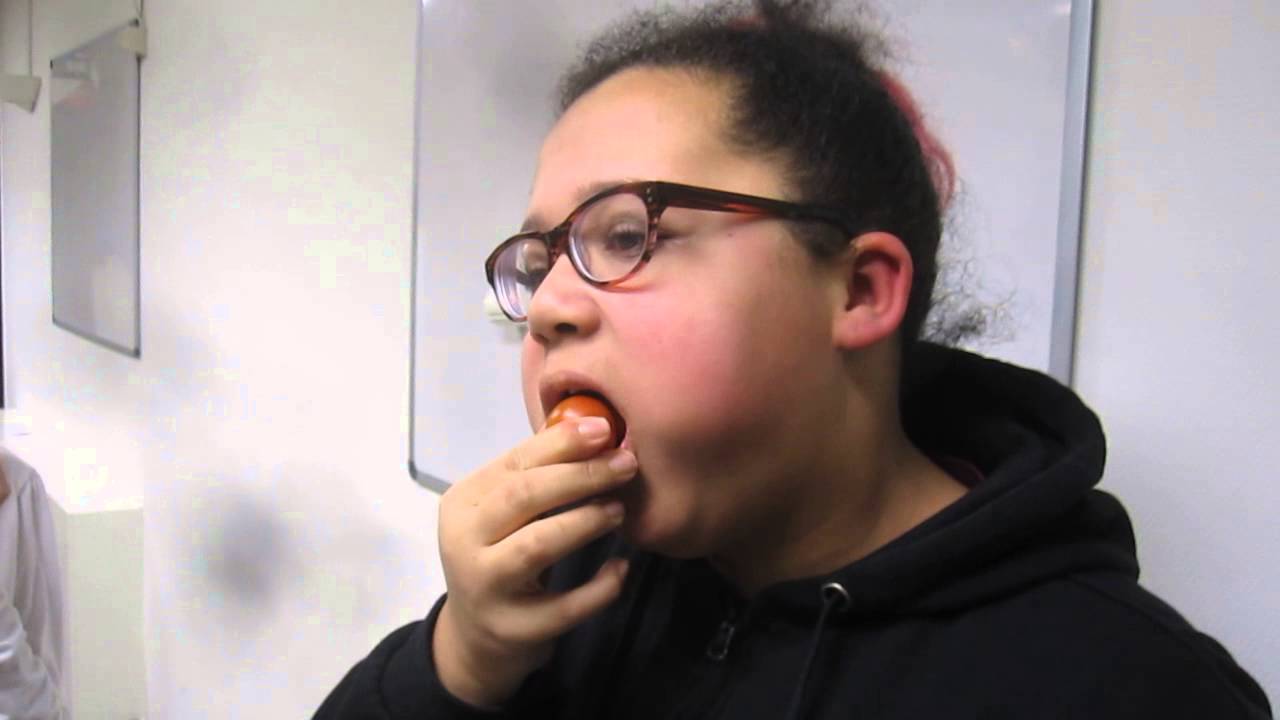 Niet met volle mond praten, hoor.... - YouTube