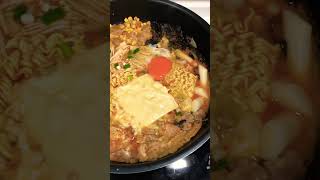假日韓式泡麵部隊鍋 加上起司味道超讚 #部隊鍋 #韓國料理 #koreanfood #cooking #foodie #yummy #shorts #saturday