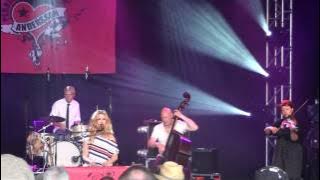 PERNILLA ANDERSSON 'Dansa med dig' (Live @ Peace & Love 2010)