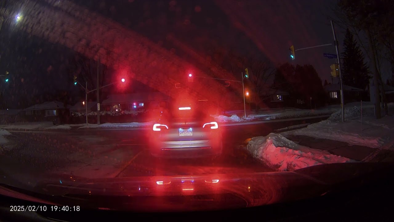 Tesla Full Self Driving FAIL! Car runs a dangerous red