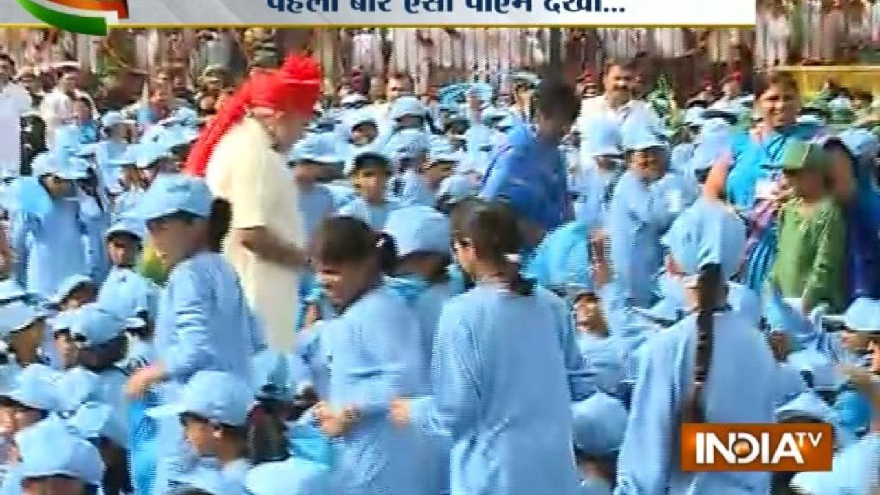 Independence Day PM Modi Jumped Security to Meet School Kids at Red Fort   India TV
