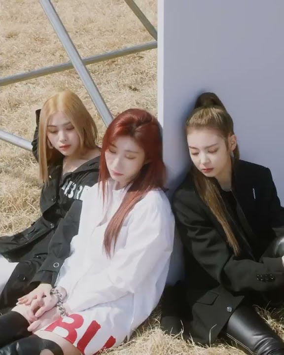 When ITZY'S ALARM CLOCK IS A BURBERRY BAG