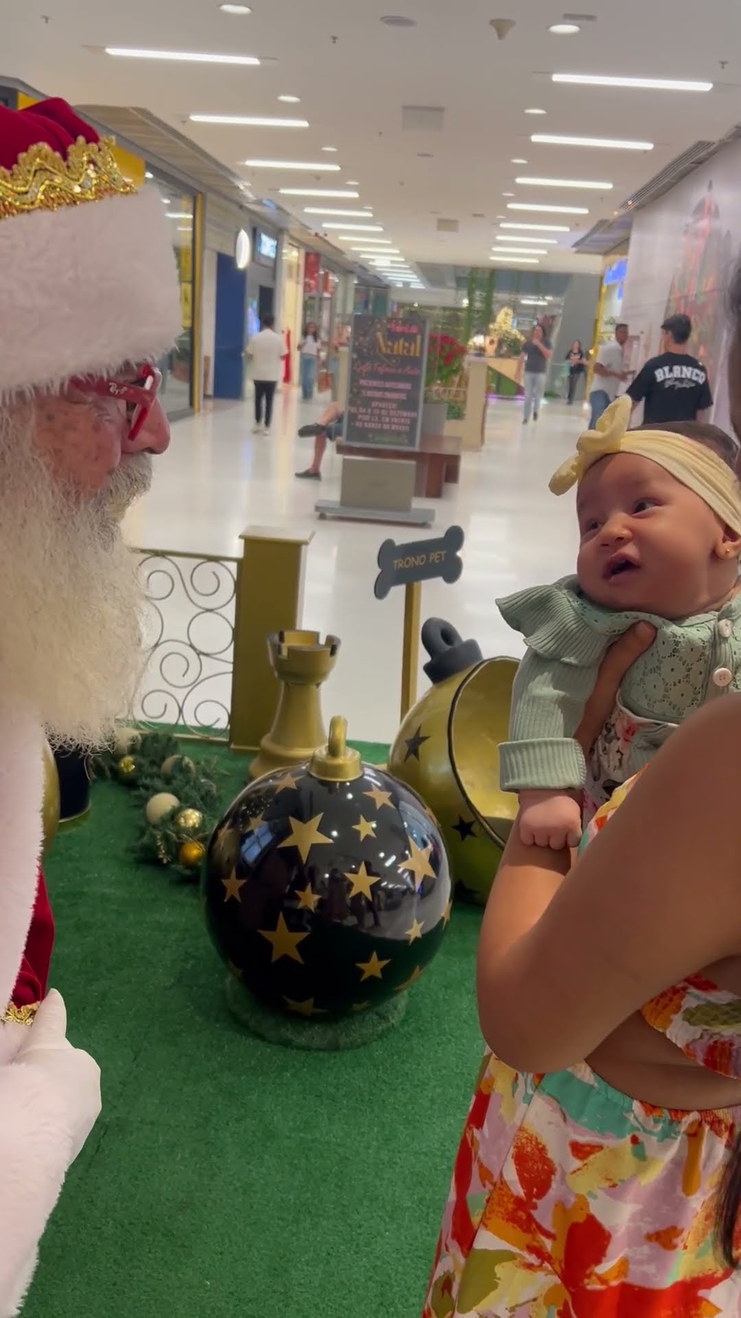 Daughter's First Time Meeting Santa || ViralHog