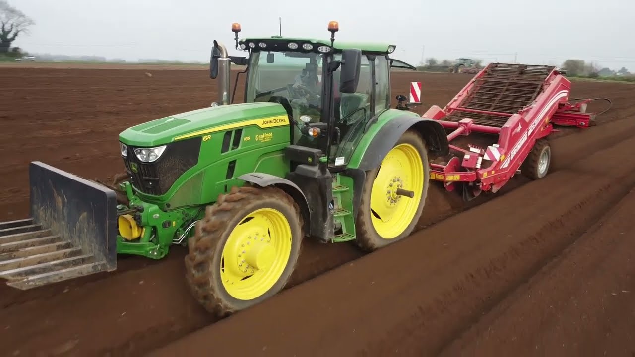 Plantation de pomme de terre dans le Finistère (New Holland/John Deere)