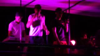 Beijo Romântico Homem Não Chora Carnaval 2015