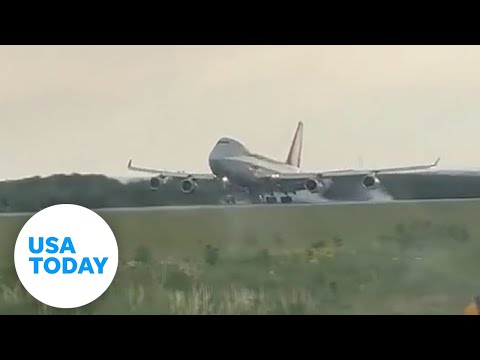 Plane's landing gear snaps during emergency landing | USA TODAY