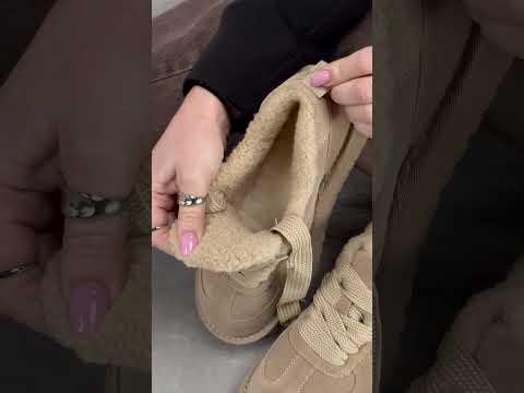 Трендові кросівки уггі бежевий колір потовщена підошва шнурівка натуральна замша, видео 2