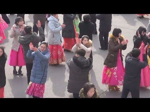 平壌で祝賀舞踏会 北朝鮮、軍創建記念日