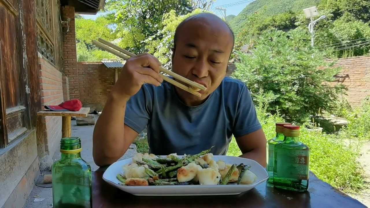 男子中午的一顿饭，豆角炒饼子配白酒，白酒一口一瓶真过瘾 #农村美食