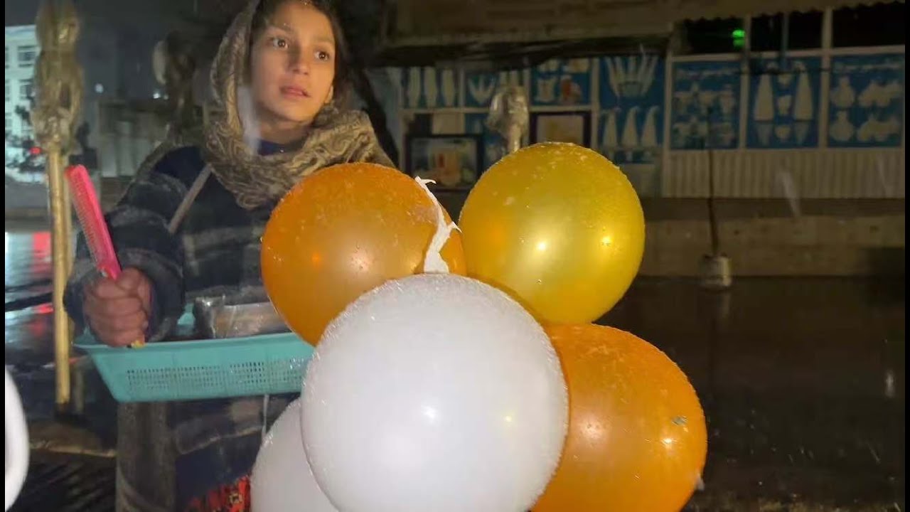 冰雪深夜，阿富汗小女孩穿拖鞋端著塑料筐街頭賣貨，凍成冰人雕塑，一動不動！