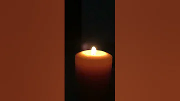 مشهد شمعه مشتعله في ظلام 