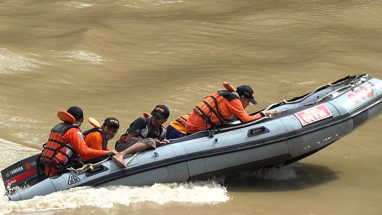 Cara Tim SAR Mengebor Sungai Pakai Perahu Karet untuk Cari 