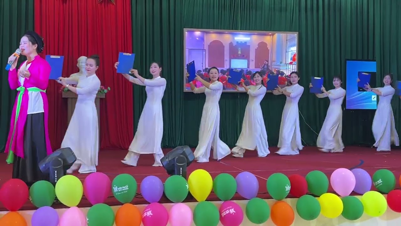 Múa chèo “Những chuyến đò tình nghĩa” Giáo viên cụm 15 và các cháu mầm non Đông Hoàng biểu diễn.