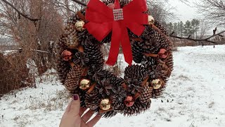 DIY Christmas wreath on the door made of cones// Новогодний венок на дверь из шишек