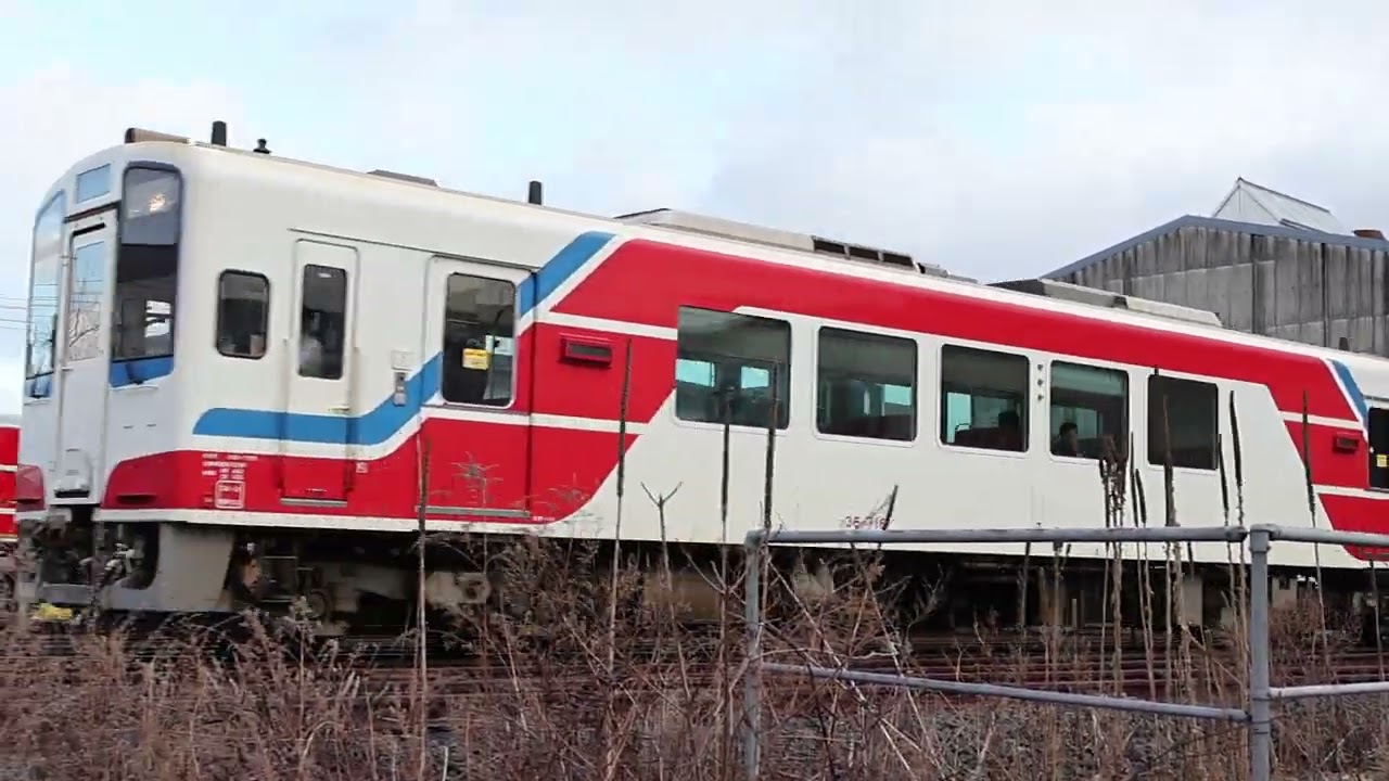 レトロ車両「さんりくしおさい」を連結した三陸鉄道36形が久慈駅へ