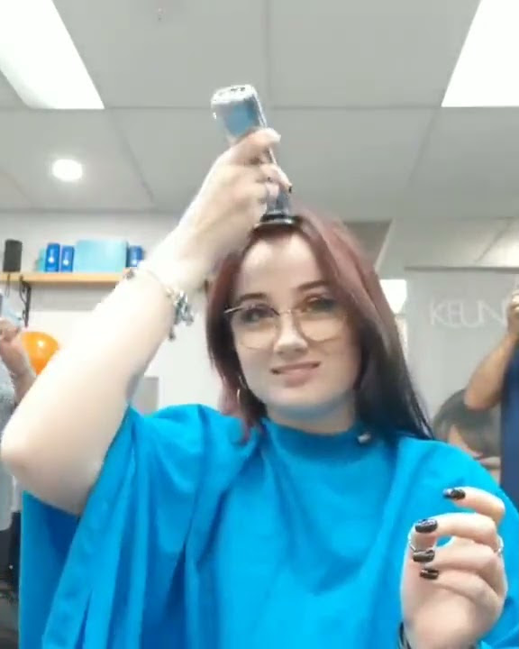 Wanita cantik  Berani botakin rambut nya