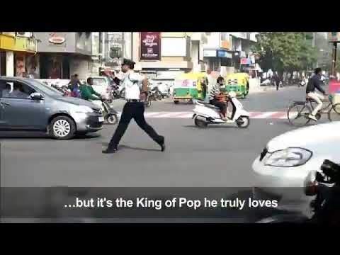 un-agent-de-circulation-indien-régule-le-trafic-à-coup-de-danse-et-de-moonwalk