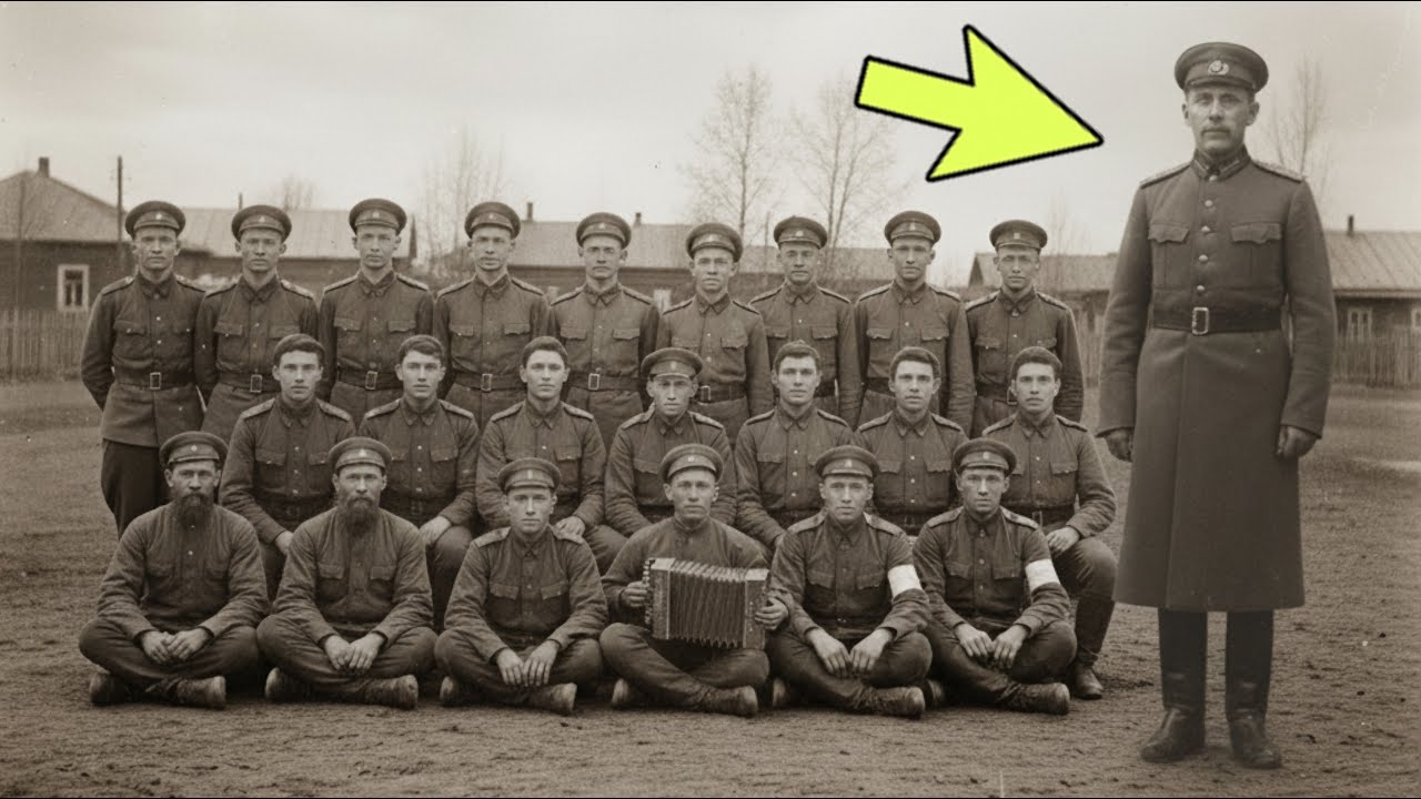 Групповое фото 1925 года. Нашли фигуру, которой там быть не могло!