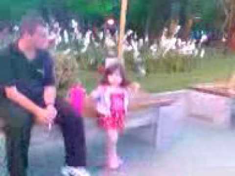 2 წლის ნინი ბულვარი ცეკვავს