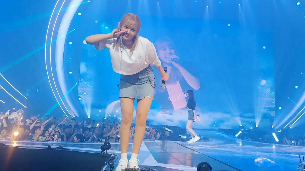 IZ*ONE(아이즈원) - 하늘 위로(Up) @ 1ST CONCERT [EYES ON ME] in SEOUL