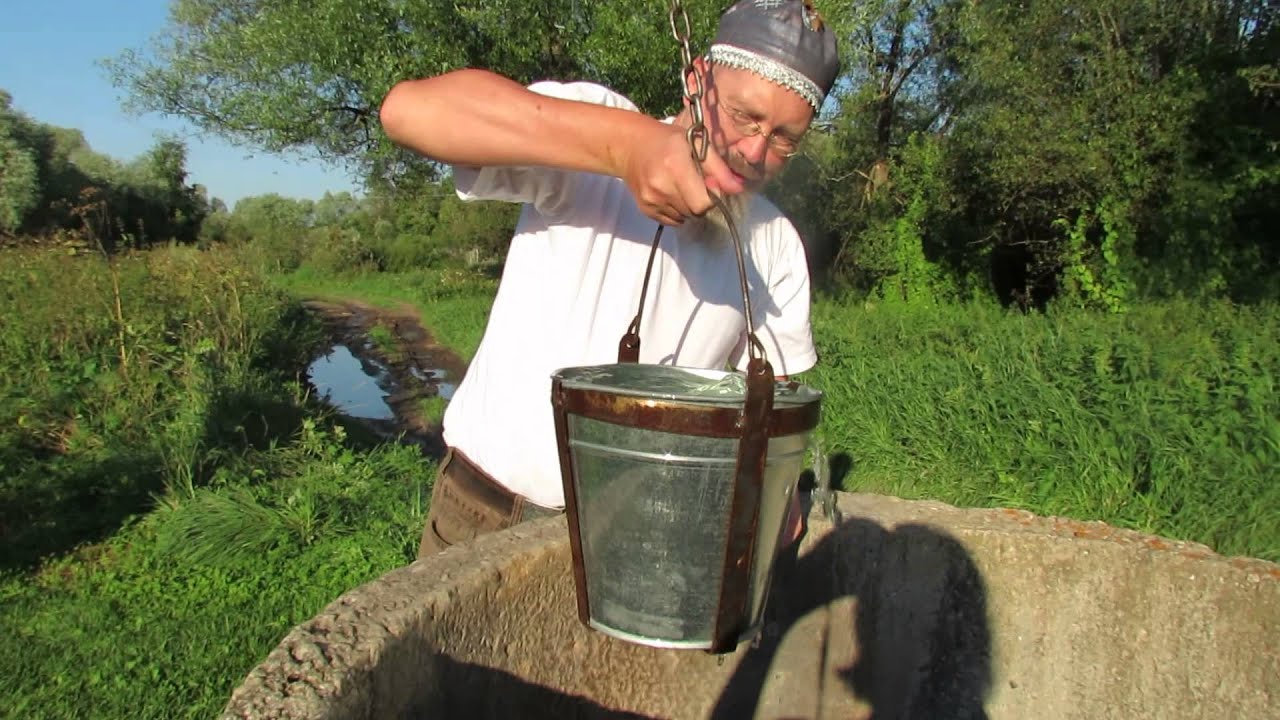 Ведро воды из колодца мальчик