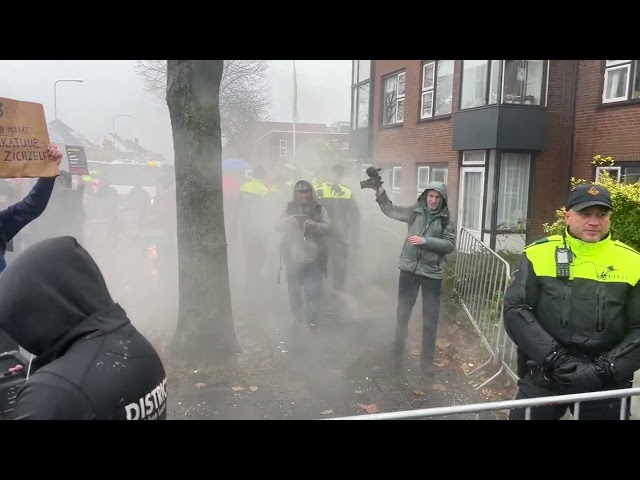 Kick Out Zwarte Piet (KOZP) voert actie bij intocht Sinterklaas in De Lier (Westland)