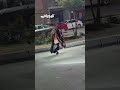 ببطانية على كتفها في عز الصيف فتاة ترقص وتغني في شارع جزيرة العرب وسط ذهول المارة 