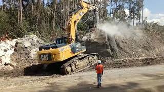 Rock Breaker/Stone Breaker Excavator Caterpillar 340D 2L break big stone in blind spot of mine road