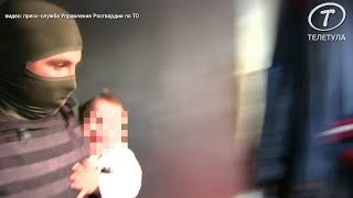В Туле отец взял в заложники 1,5-годовалую дочку В Туле отец взял в заложники 1,5-годовалую дочку