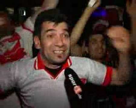 Sport1 Fan-TV: Türkische Fans feiern den Sieg gegen Kroatien