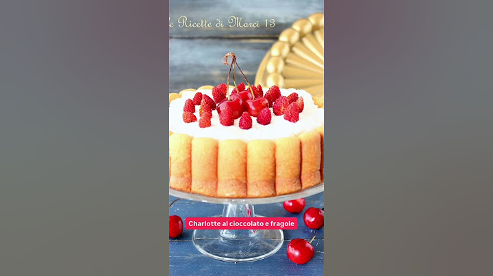 "Charlotte al cioccolato e fragole" deliziosa, farcita con una golosa ganache al cioccolato #dolci
