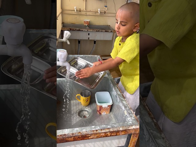 Gurukul kid Bhagwat Washing Plates #bhaktivibes #gita #religion #shortvideos #viral #geeta #fact class=
