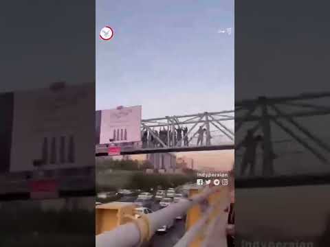 اعتراض یک زن به جمهوری اسلامی روی سقف ماشین در تهران