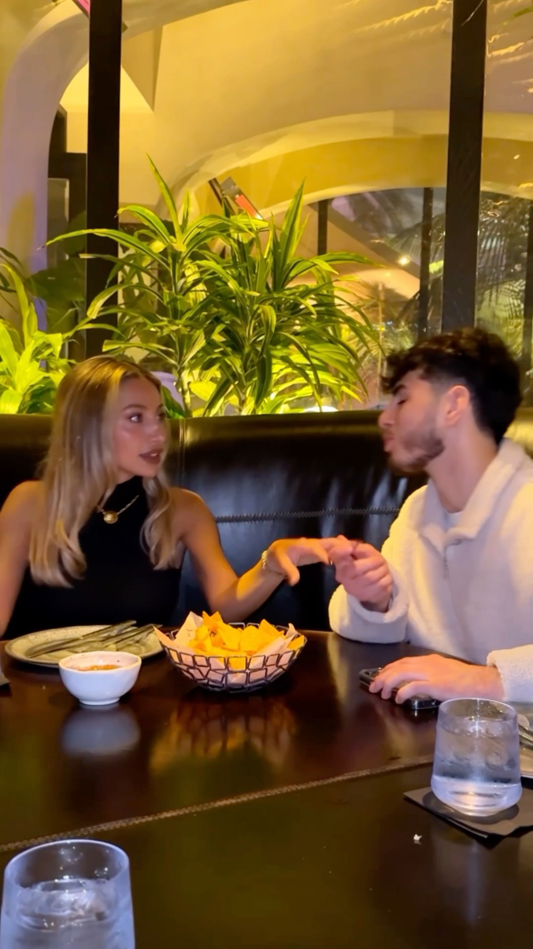 I tried kissing the hottest model ?