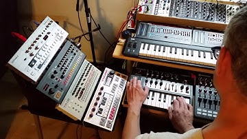 MicroBrute chiptune using Quantiloop as live looper