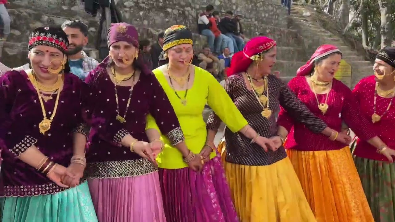 गांव तारली मे प्रसिद्ध गीत सोहिनामहिना पर खूबसूरत पहाड़ी जोनसारी