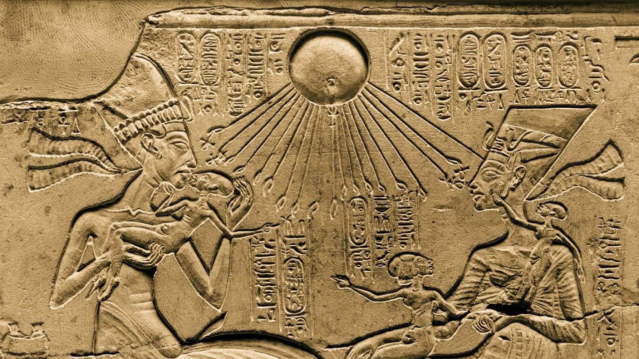 Где поклонялись богу ра. Атон Бог древнего Египта. Бог солнца Атон в древнем Египте. Египетский рельеф Эхнатон. Рельеф поклонение Богу Атону.