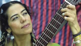 Video voorbeeld van "Lila Downs - Un Poco Mas"