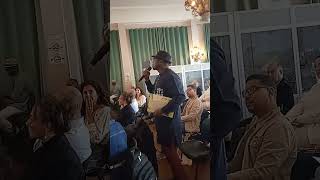 KINGLAYE FACE AUX MEMBRES DE UNHCR  EN CONFÉRENCE DEC 2025 