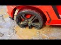 Maman coincée dans la boue sur une Lamborghini rouge