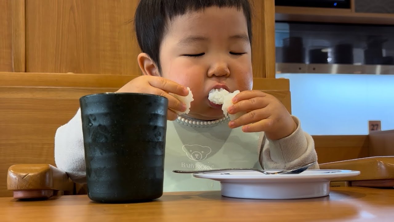 【2歳４ヶ月】回転寿司でフードファイト！[2 years and 4 months old] Food fight at a conveyor belt sushi restaurant!