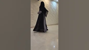 عباية بقماش ناعم بتشكيلة على العباية والكم 