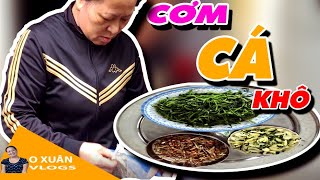 O Xuân Vlogs | Tốn cơm với món ăn ngày mưa _ Cá khô rang mặn ngọt