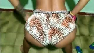 Rebolando E Seduzindo Com Shortinho